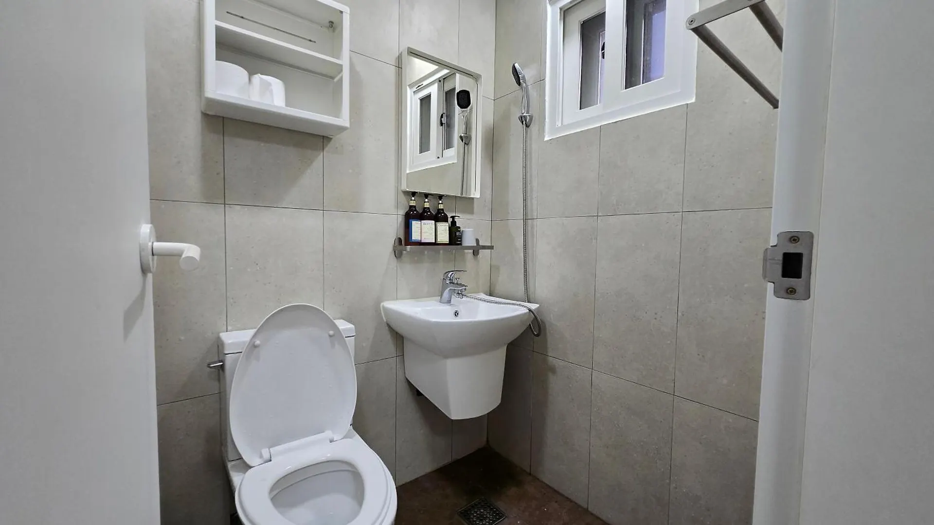 Rare House Hotel Incheon 0*,  Korsel