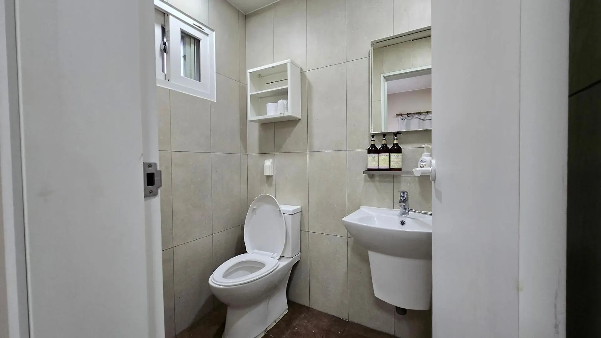 Wisma tamu Rare House Hotel Incheon